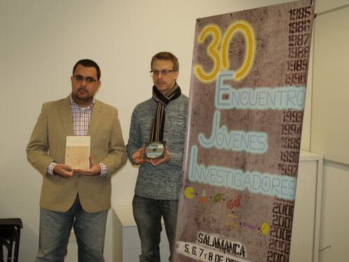 Marcos Merino (izquierda) con un ejemplar que recoge las ponencias de la primera edición y Daniel Quijada con un CD con las de 2014.