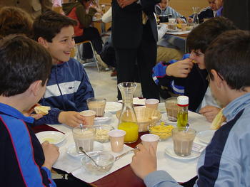 Los niños desayunando alimentos sanos.