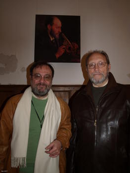 Francisco Collía, izquierda, junto a Eliseo Carrascal, organizador de las jornadas, y un retrato de Ramón y Cajal