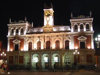 Imagen de la Casa Consistorial de Valladolid con su alumbrado común.