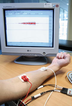Paciente monitorizado para la detección de su estrés fisiológico (FOTO: Cartif).