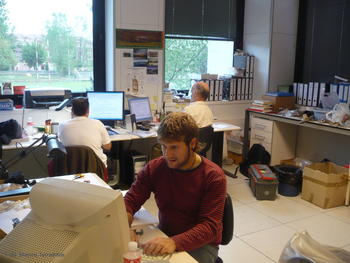 Los investigadores de Atapuerca trabajan en el laboratorio.
