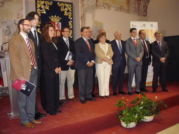 Foto de familia de los premiados en el Campus Emprende 2010.