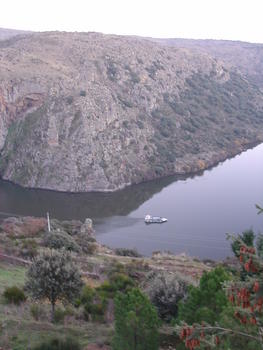 Margen española del río Duero desde la localidad portuguesa de Miranda Do Douro