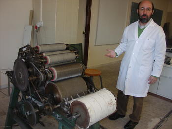 Javier Ramón Sánchez, investigador de la Universidad de Salamanca, junto a una de las máquinas que se emplean en el proceso de hilatura.