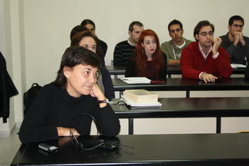 Vozmediano, sentada junto a estudiantes antes de iniciar la conferencia.