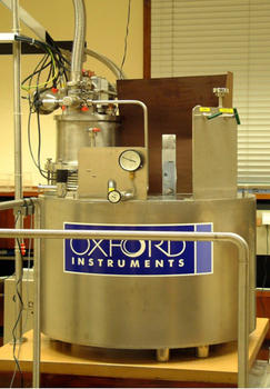 Fotografía del levitador magnético utilizado para simular las condiciones de microgravedad del ambiente espacial. Foto: CSIC.