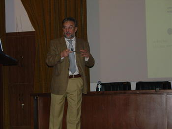 Manuel Vázquez Villabeitia durante su charla