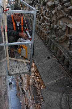 Un técnico de la Fundación del Patrimonio Histórico de Castilla y León maneja el georradar.