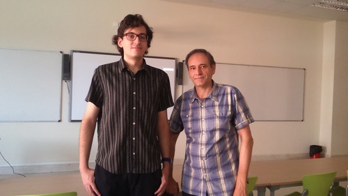 El alumno Miguel Ángel Tejero de Pablos junto al profesor del Departamento de Informática de la UVa Miguel Ángel Laguna.