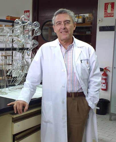 Rafael J. García-Villanova, en el laboratorio.