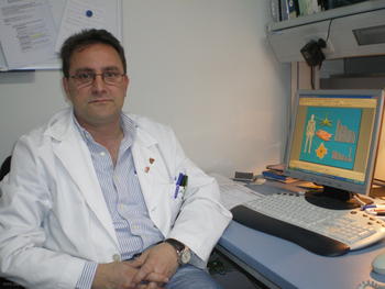 El investigador Juan José Tellería en su despacho del IBGM.