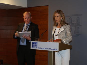 Javier Conde, presidente de la Sociedad Estatal para Exposiciones Internacionales, y Cristina Garmendia, ministra de Ciencia e Innovación.
