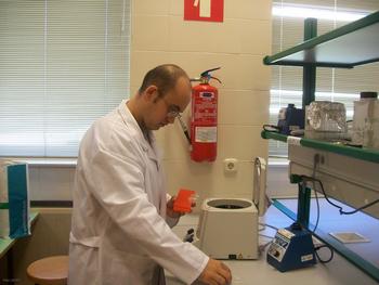 José Aguado introduce varias muestras en la centrifugadora.