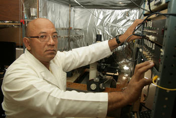 El Dr. Jorge Luis Valente Flores, responsable del Laboratorio de Neuromodulación del Instituto de Fisiología.