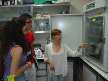 Una investigadora de la Universidad de Salamanca enseña a los alumnos un laboratorio.