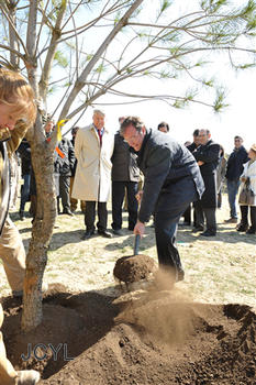 El consejero de Fomento y Medio Ambiente planta un árbol en el Parque Forestal de las Contiendas.