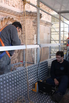Los técnicos, durante el barrido del georradar por la fachada de la Universidad de Salamanca.
