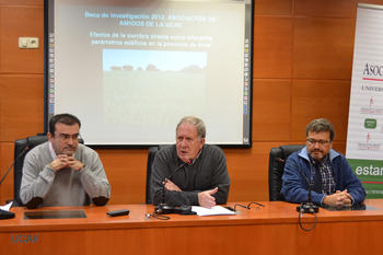 Pedro Manuel Díaz, profesor y ganador beca; José Manuel Serrano pte. AAUCAV, y Tomás Santamaría, vicerrector de Investigación y Postgrado.