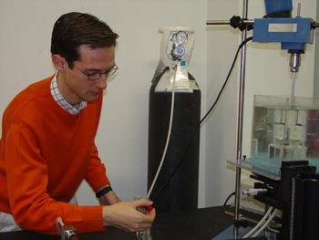 Mariano Martín prepara un prototipo para estudiar la formación de burbujas