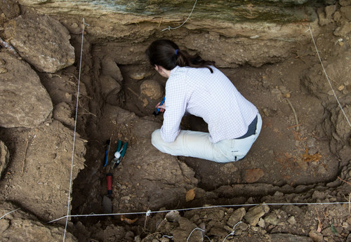 En cuanto empiezan a surgir huesos humanos en una excavación, la bioarqueóloga Nicole Smith-Guzmán interviene para identificarlos. Luego les quita la tierra, antes de que se endurezca, y los almacena en bolsas geológicas. Fotos por Ana Endara, STRI