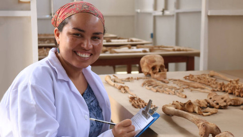 La arqueóloga Lucía Watson Jiménez, investigadora posdoctoral y egresada PUCP.