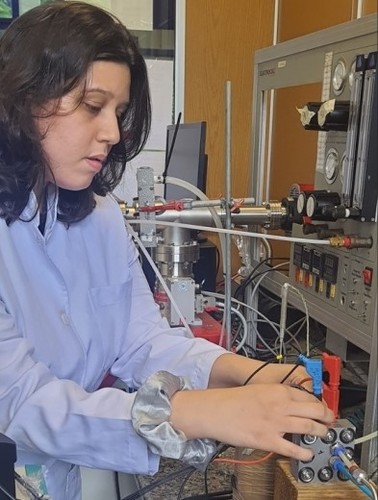La investigadora Victoria Maia, del Ipen, ajusta un reactor electroquímico. Crédito: Rodrigo Fernando Brambilla de Souza/Ipen/CINE)