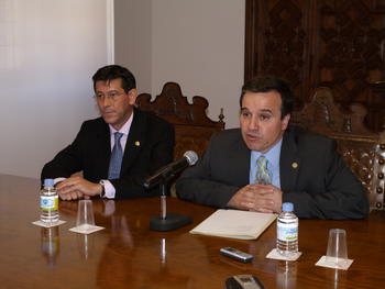 Miguel Santos del Rey (izquierda), junto al rector de la Universidad de Salamanca, José Ramón Alonso