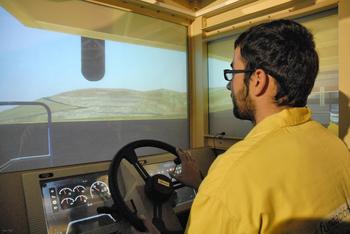Imagen de uno de los simuladores de movimiento de tierras que se utilizan en la Fundación Santa Bárbara.