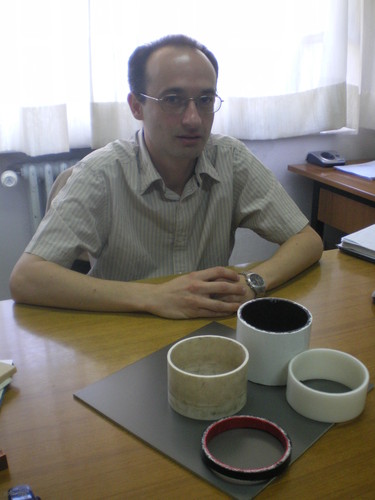 El investigador del grupo CellMat Miguel Ángel Rodríguez, junto a algunos de los prototipos diseñados para el Grupo ABN.