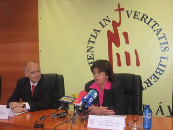 El gerente de Cesvimap, Ignacio Juárez, y la rectora de la UCAV, Rosario Sáez Yuguero.