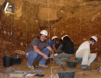 Investigadores excavan en la Sierra de Atapuerca.