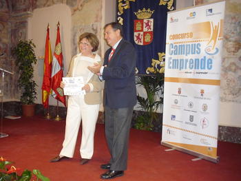 El consejero de Educación entrega el primer premio en la modalidad Proyecto a Ana Sánchez.