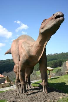 Réplica de dinosaurio en el yacimiento de El Frontal, en Regumiel de la Sierra (FOTO: FPH).