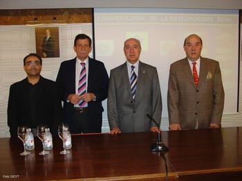 El presidente del Colegio de Médicos de Salamanca, Manuel González, segundo por la izquierda, junto a especialistas salmantinos