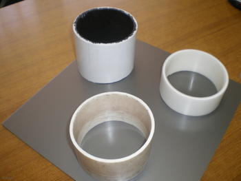 Prototipos de tubos fabricados con materiales microcelulares con base de plástico. 