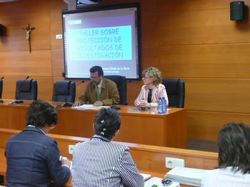 El vicerrector de la UCAV, Tomás Santamaría, y Carmen Toledo, de la oficina de patentes.