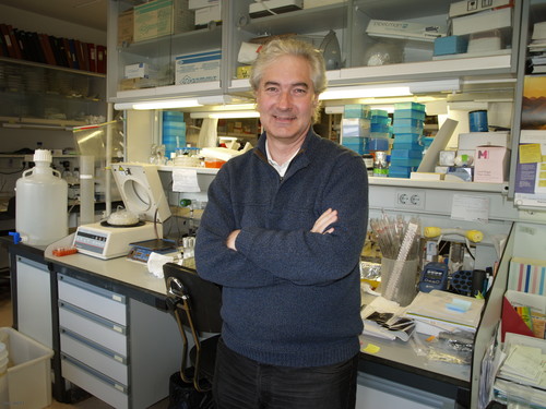 Atanasio Pandiella, en su laboratorio.
