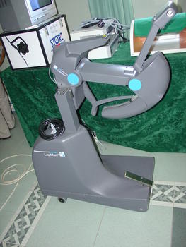Imagen de un robot aplicado a la laparoscopia similar al empleado por el doctor Carbajo