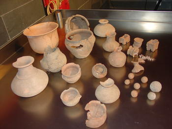 Algunas de las piezas halladas en las últimas excavaciones de tumbas