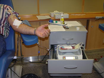 Donante durante la transfusión de sangre