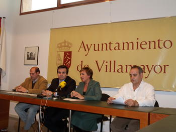 El rector de la Universidad de Salamanca y la alcaldesa de Villamayor, en el centro, junto a responsables de medio ambiente de las dos instituciones