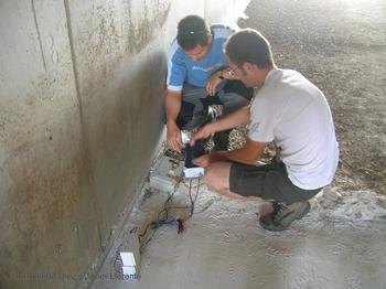 Javier Llorente y Alberto Díez instalando una cámara infrarrojos