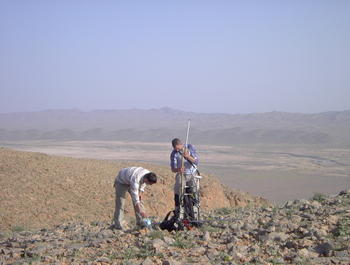 Diego Corrochano y Óscar Merino utilizan el GPS Diferencial en el afloramiento de Djebel Bou Bahar, Marruecos.
