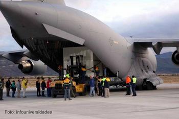 El equipo Aquarius llegando a Bariloche en un avión de la Fuerza Aérea de Estados Unidos. 