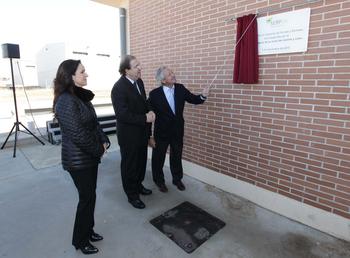 Herrera descubre la placa de inauguración. 