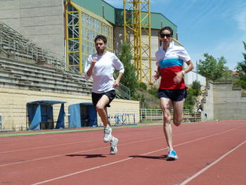 El campeón de España de 1.500 metros, Manuel Olmedo (a la derecha) se entrena junto a un compañero en el estadio de los Pajaritos.
