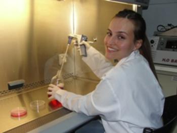 Ximena López, recientemente titulada de bioquímica por la Universidad de Santiago, lidera un proyecto para desarrollar una vacuna anti cancerígena (FOTO: USACH).