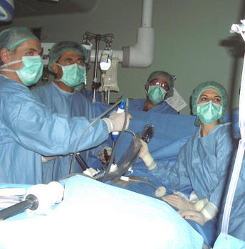 El doctor Vaquero disecando el aneurisma, ayudado de su equipo.