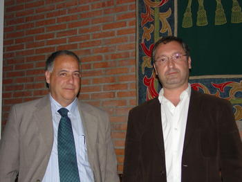 A la izquierda Enrique Estrada Vélez, en la Facultad de Veterinaria de la Universidad de León.